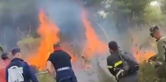 Vlorë/ Vijon të jetë aktiv zjarri në fshatin Akërni, ndërhyrje nga ajri dhe toka