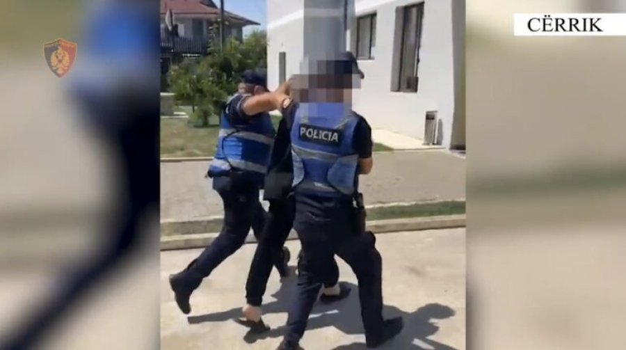Vodhi një celular në një lokal, arrestohet 19-vjeçari në Cërrik