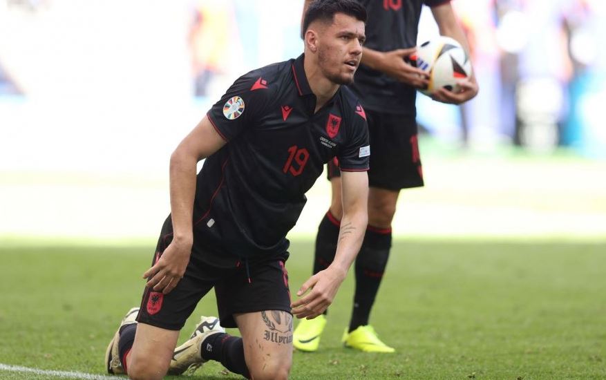 Ylli i Kombëtares ndaj lajmin e hidhur/ Humb personin e ngushtë të familjes, ja postimi i tij