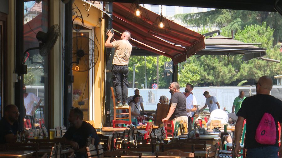 Zaptimi i trotuareve nga parkimet dhe ndërtimet pa leje, qytetarët denoncojnë mbi 4500 raste në 5 ditë