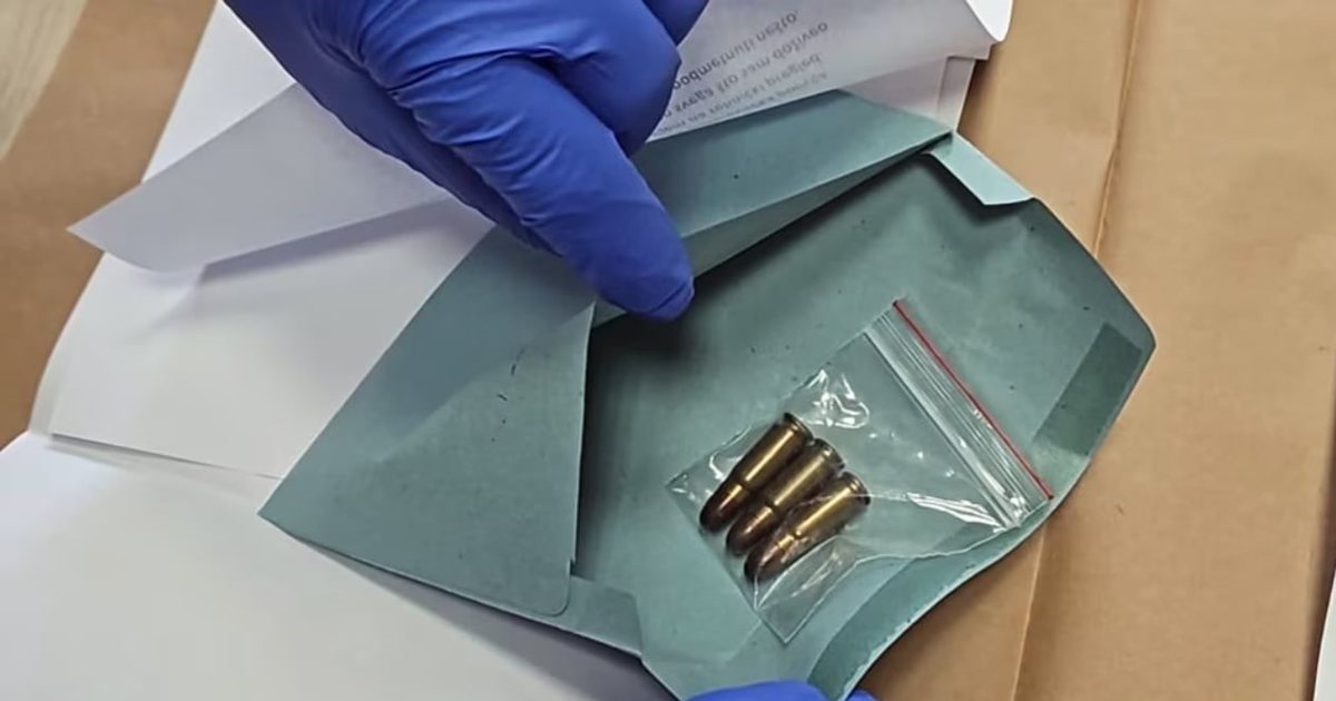 Zarf me tre plumba në zyrë, kërcënohet ministri i Brendshëm serb, Daçiç