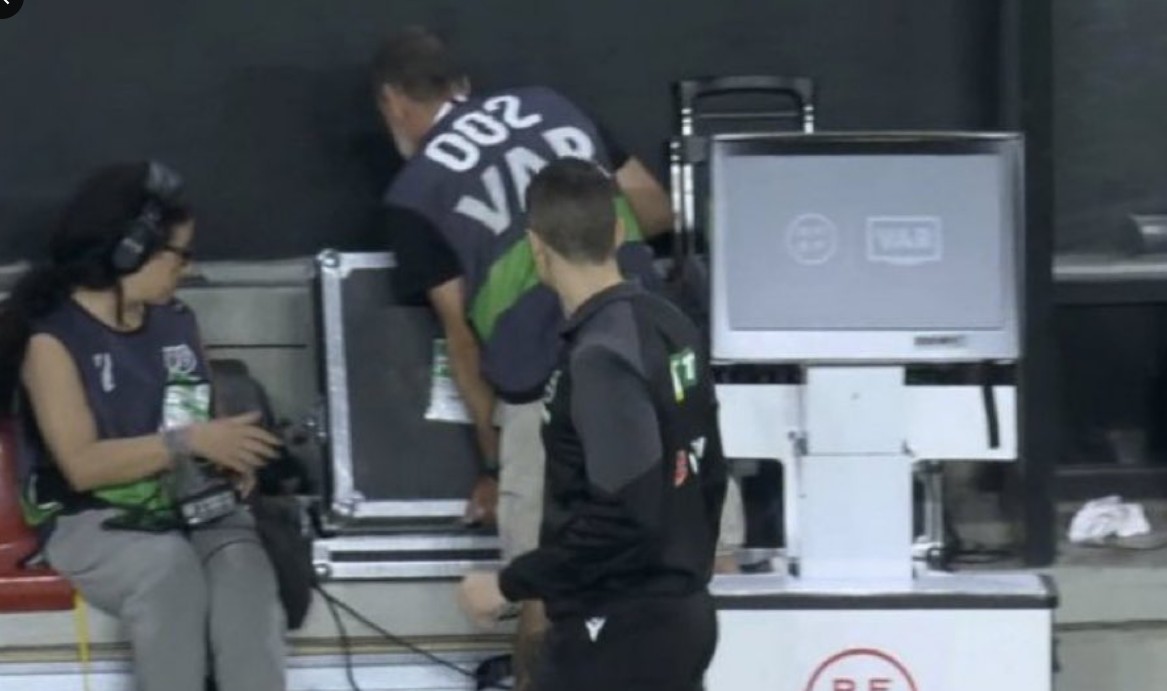 Zbulohet arsyeja e çuditshme pse nuk ndërhyri VAR në rastin e penalltisë së Lamine Yamal (video)