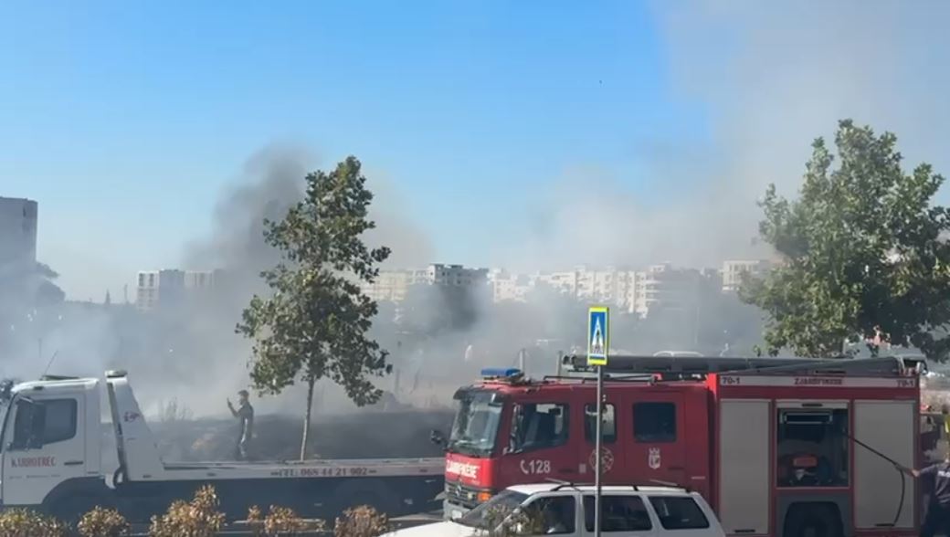 Zjarr i rrezikshëm afër një karburantit në krteqytet, ndërhyjnë zjarrfikësit