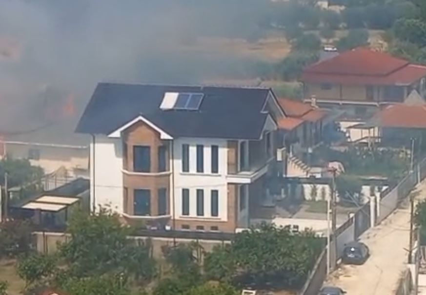 Zjarr në Berat në lagjen “Çlirim”, flakët pranë banesave