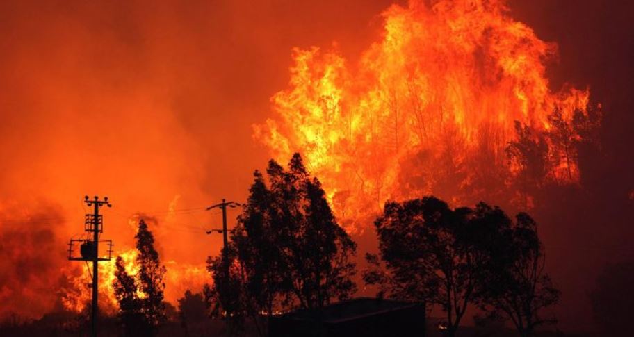 Zjarr në fshatrat Dhivër dhe Shën Ndre, evakuohen banorët, ndërhyrje intensive gjatë natës