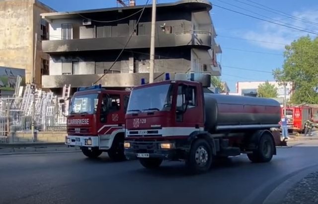 Zjarr në katin e parë të një gomisterie në Durrës, raportohet vetëm për dëme materiale