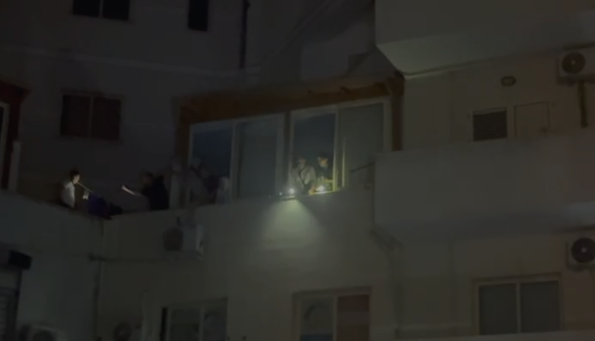 Zjarr në katin e parë të një pallati në Lushnjë