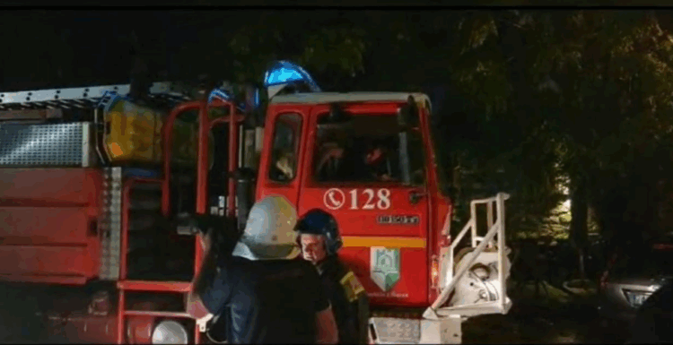 Zjarr në një pallat në Lushnje, katër persona dërgohen në spital