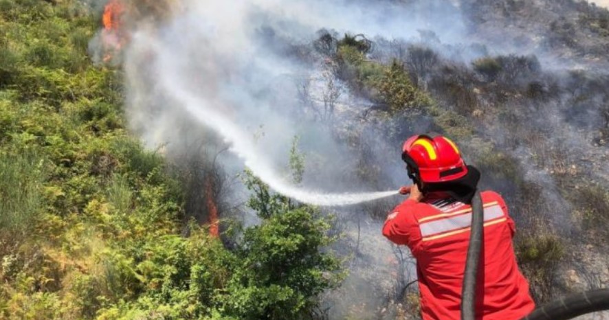 Zjarr në zemër të Mirditës! Ndërhyrja nga toka e vështirë për shkak të terrenit malor