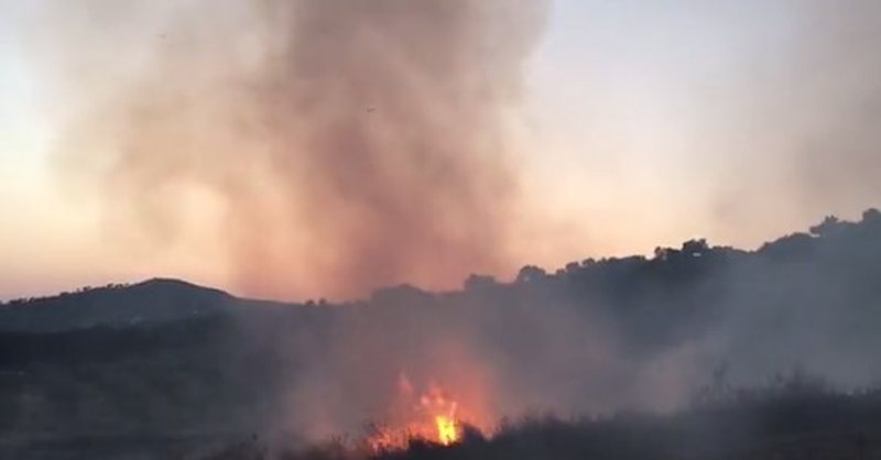 Zjarr në zonën e minuar ‘Piramida 12’, në kufi me Greqinë! Shpërthejnë disa mina