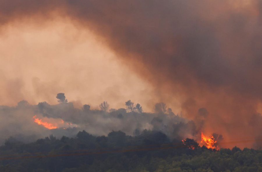 Zjarr në zonën e minuar “Piramida 12” në kufi me Greqinë, vështirësohet ndërhyrja e autoriteteve