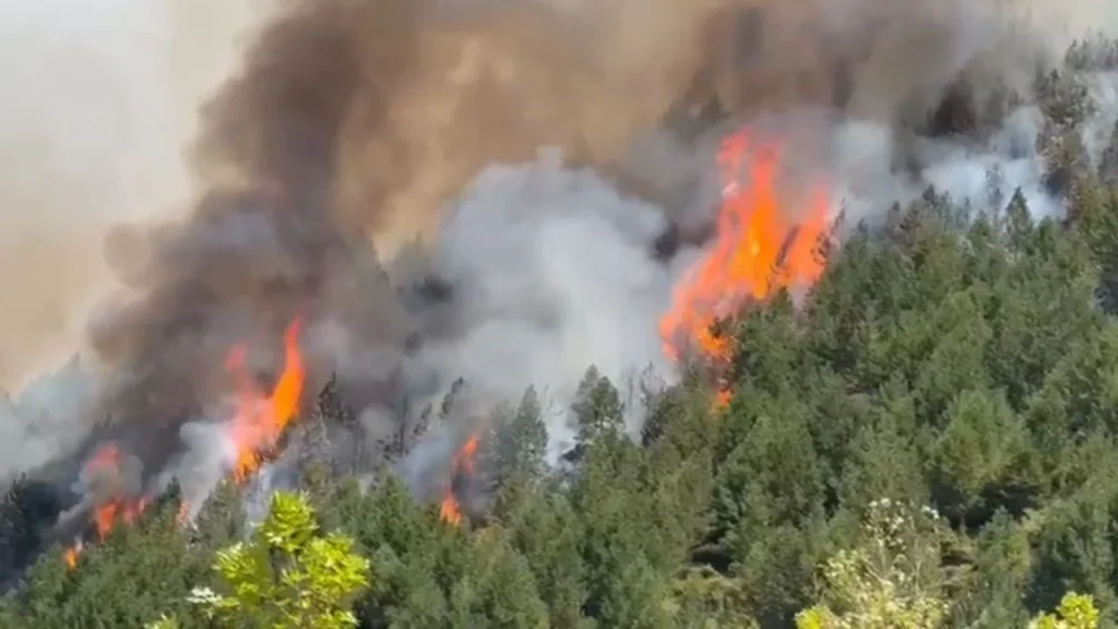 Zjarr në zonën e minuar “Piramida 12”, vështirësohet ndërhyrja e autoriteteve