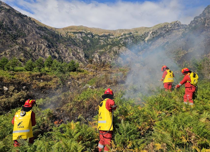 Zjarr pranë stacionit të ujësjellësit në Gjirokastër, forcat zjarrëfikese në vendngjarje