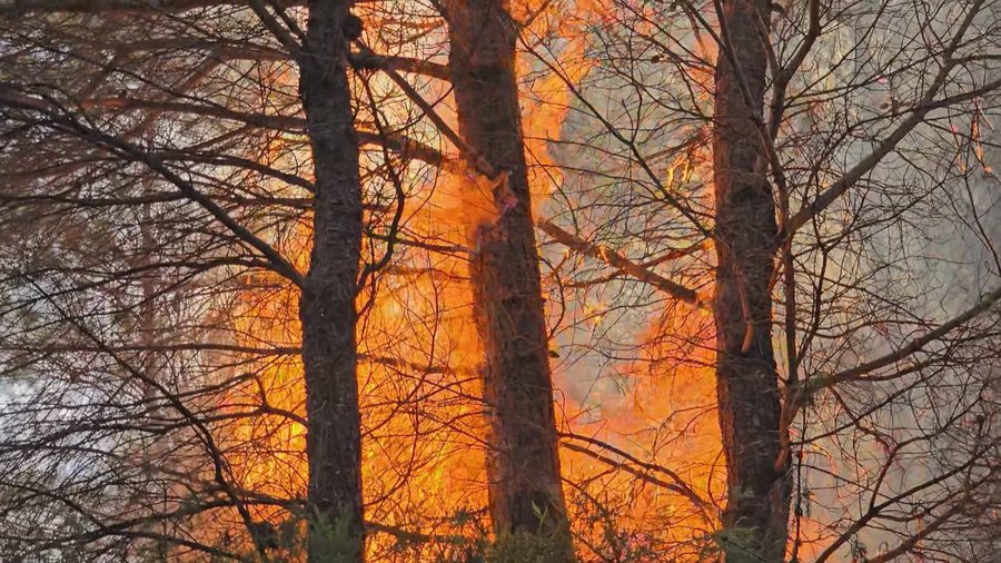 Zjarr pranë tunelit të Krrabës, 12 vatra gjatë ditës në vend