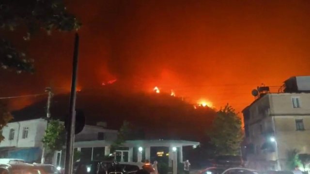 Zjarret, ende 24 vatra aktive, orë “ferri” në Delvinë e Gramsh, gjendja sipas qarqeve