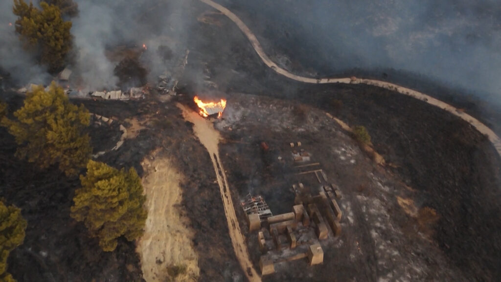 Zjarret, katër vatra aktive dhe tre nën monitorim. Në Fushë-Arrëz, terreni i vështirë përkeqëson situatën