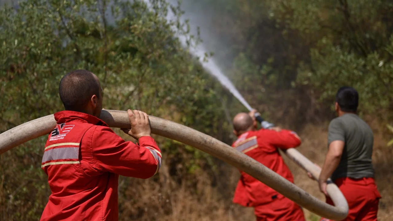 Zjarret në Finiq/ Ministria e Mbrojtjes: Situata po shkon drejt normalizimit