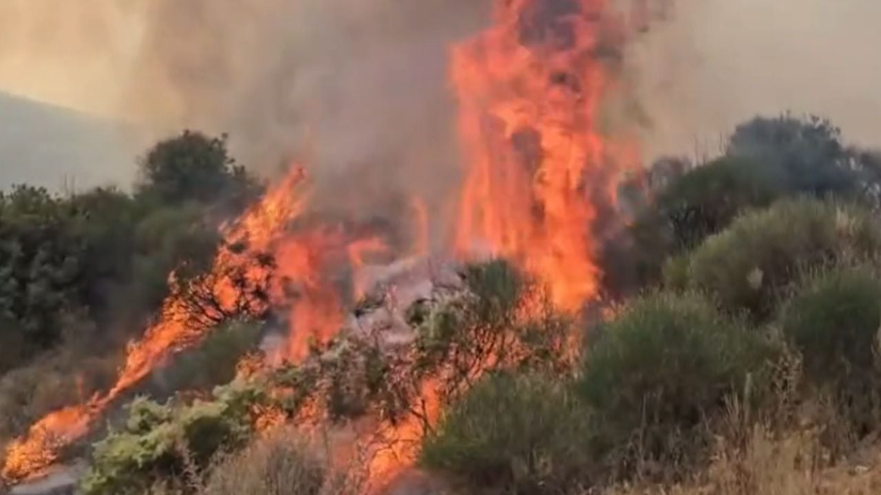 Zjarret në fshatrat e Dhivrit në Gjirokastër jashtë kontrollit, nis ndërhyrja nga ajri! Autoritetet thirrje banorëve: Raportoni çdo shenjë flake apo tymi