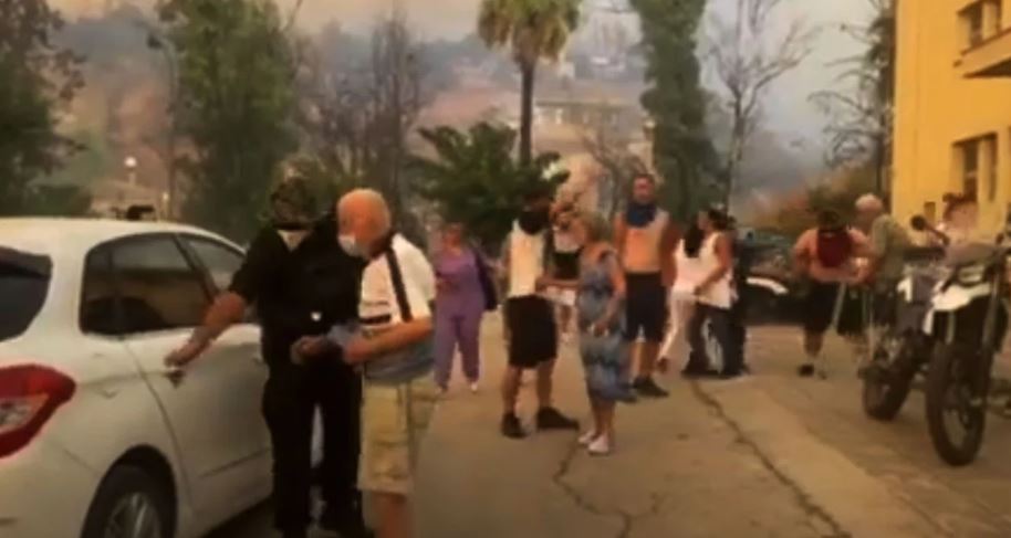 Zjarret në Greqi detyrojnë evakuimin e një spitali fëmijësh dhe të një azili pleqsh në Patras (Video)