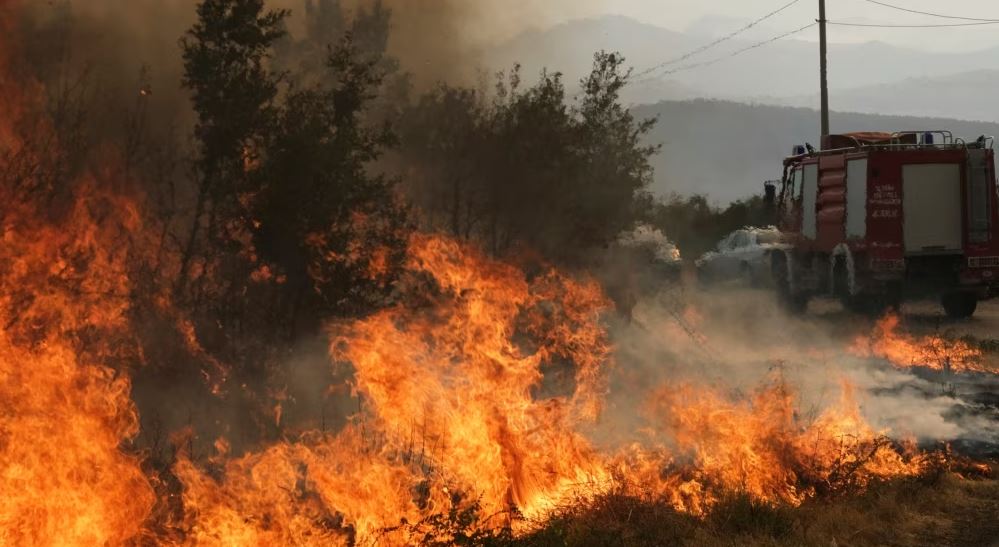 Zjarret në Mal të Zi: Ndërpritet qarkullimi në kanionin e Platijes, pritet ndihmë nga Bosnja, Austria dhe Hungaria