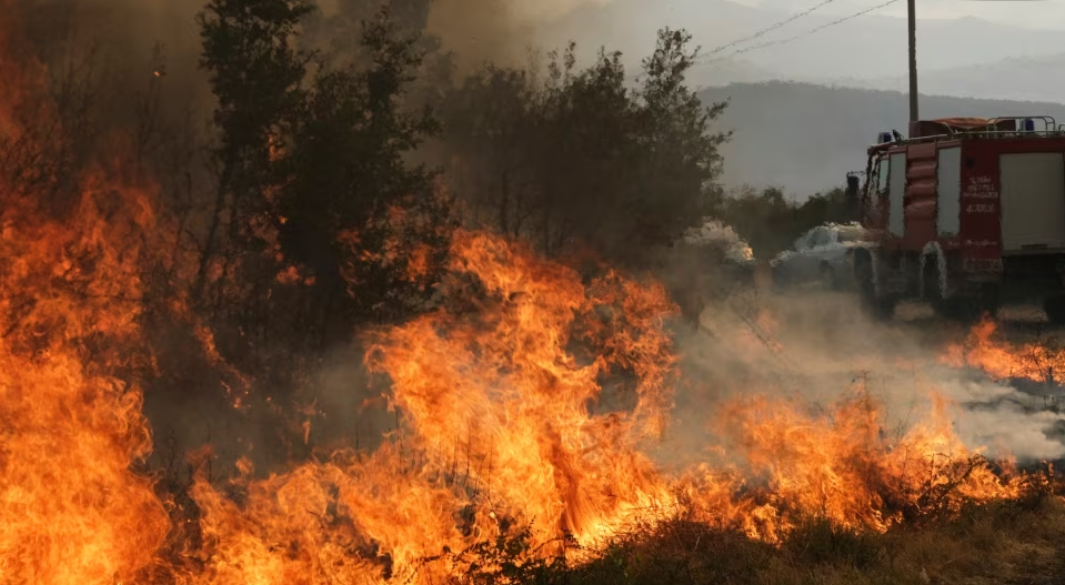 Zjarret në Mal të Zi po bëjnë namin, vdes ushtaraku duke shuar flakët