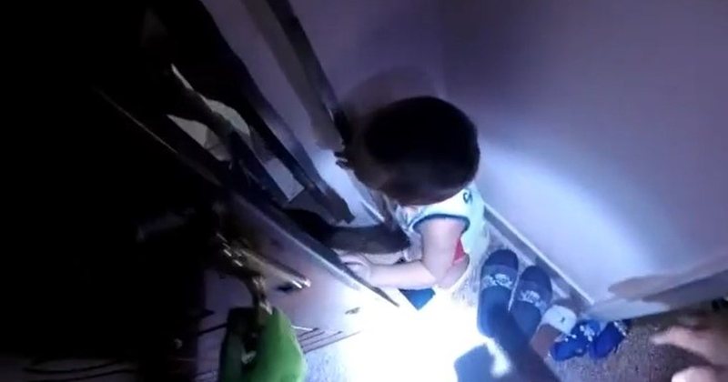 Zjarrfikësit shpëtojnë fëmijën e bllokuar në banesë