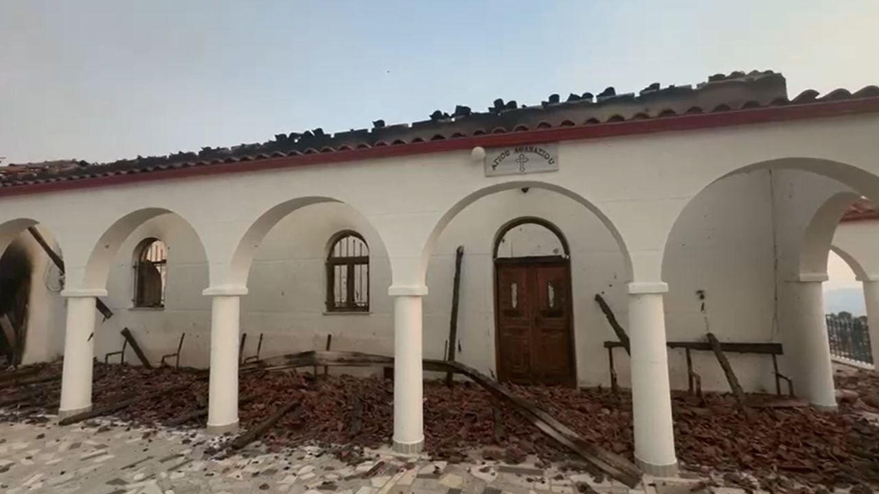 Zjarri djeg kishën e saporestauruar në Lefterhor të Delvinës, flakët përfshijnë edhe varrezat e fshatit