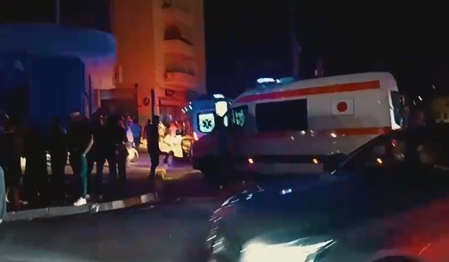 Zjarri në Lushnje, dhjetëra banorë të asfiksuar nga tymi, tre në gjendje më të rëndë