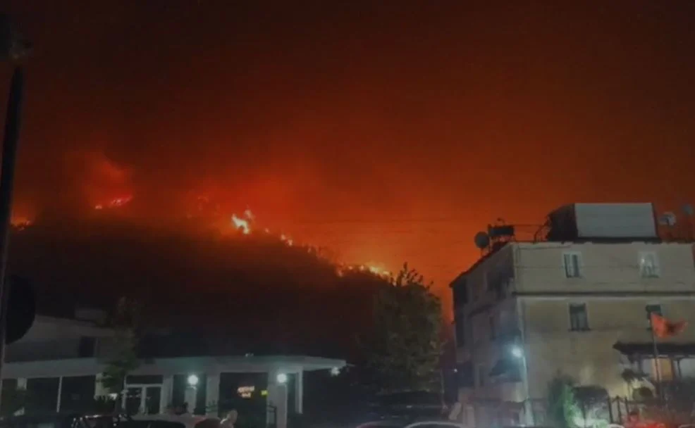 Zjarri në malin e Delvinës i afrohet puseve të gazit