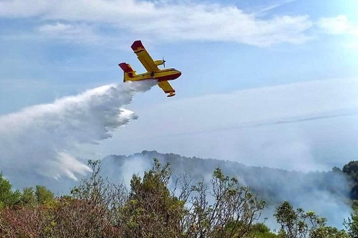 Zjarri në Pishë-Poro merr përmasa të mëdha, vijon operacioni për shuarjen e flakëve