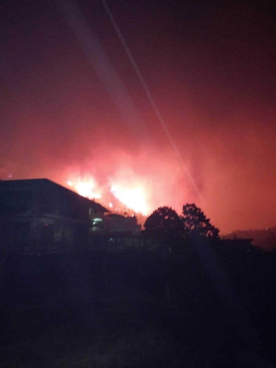 Zjarri pranë Parkut të Gërmenjes/ Shpërthime nga minat, rrezik për efektivët