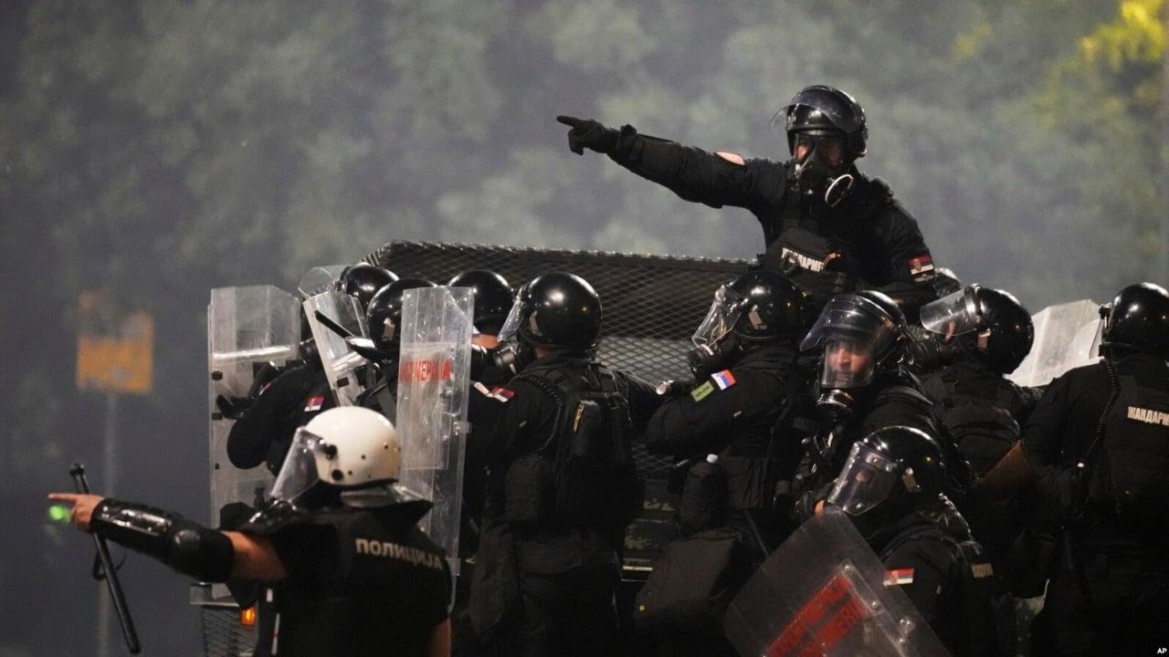 Zyra e OSBE-së për të Drejtat e Njeriut thirrje Serbisë: Mos e teproni me forcën e policisë në protesta