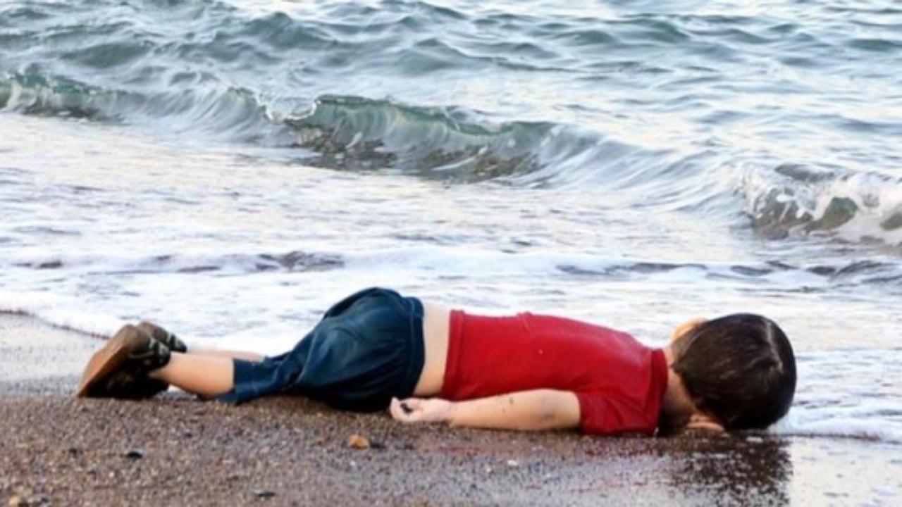 10 vite nga imazhi që tronditi botën! Trupi i 3-vjeçarit Alan Kurdi dhe një det që nuk ndalet së marrë jetë