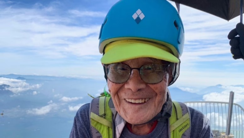 102-vjeçari sfidon moshën, ngjitet në malin më të lartë të Japonisë