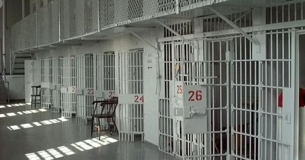 ‘700 euro për 5 ditë leje burgu’/ Shefi i regjimit në Lushnjë me “oferta turistike” për të burgosurit, arrestohet nga SPAK