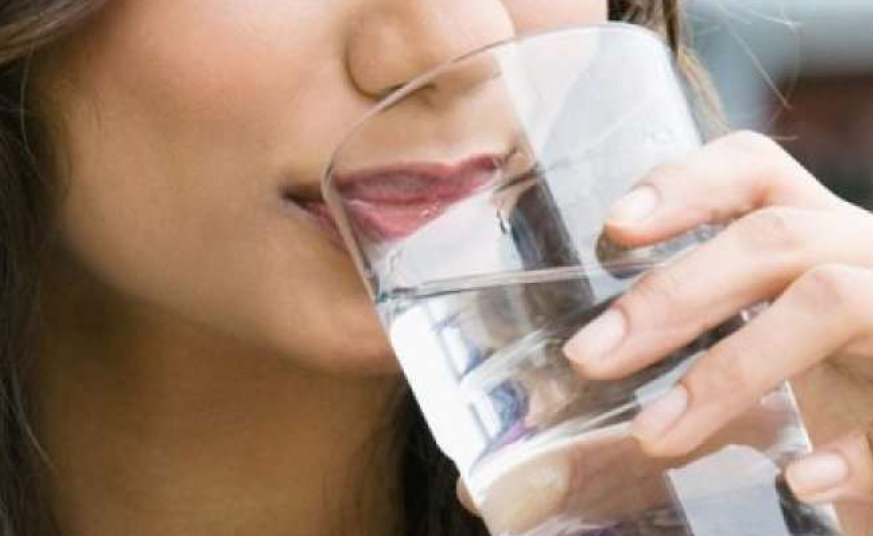 8 arsye përse duhet të pini ujë të ngrohtë