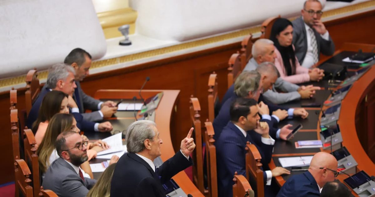 “A ke këshilltarë që të lexojnë Kushtetutën?”, Berisha akuza Peleshit: Sekretar mjeran i Ramës