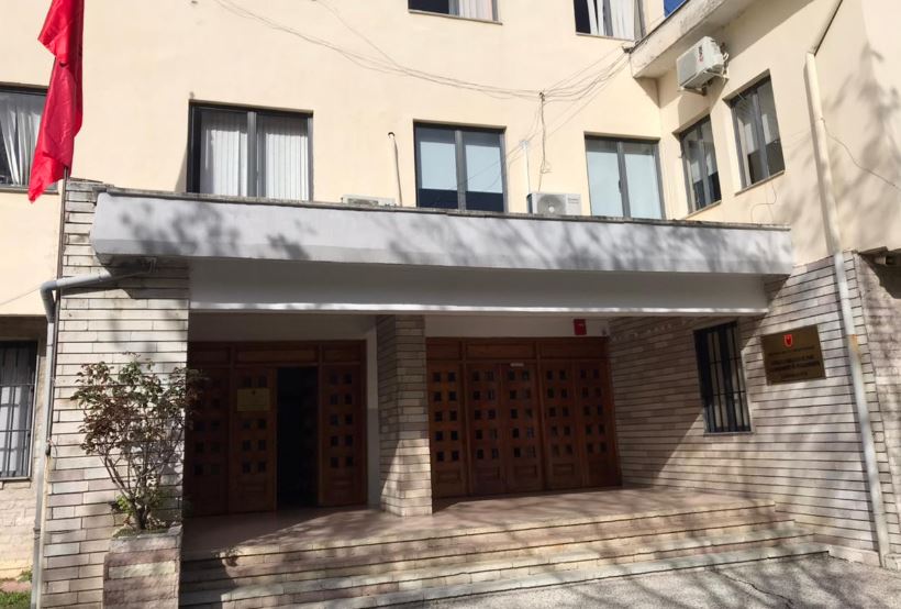 Abuzimi me 16-vjeçaren, gjykata “arrest me burg” për njerkun polic