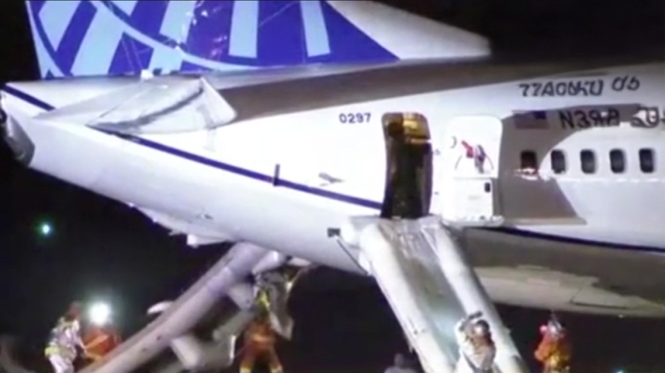 Aeroplani bën ulje emergjente pas alarmit për zjarr, dy të plagosur