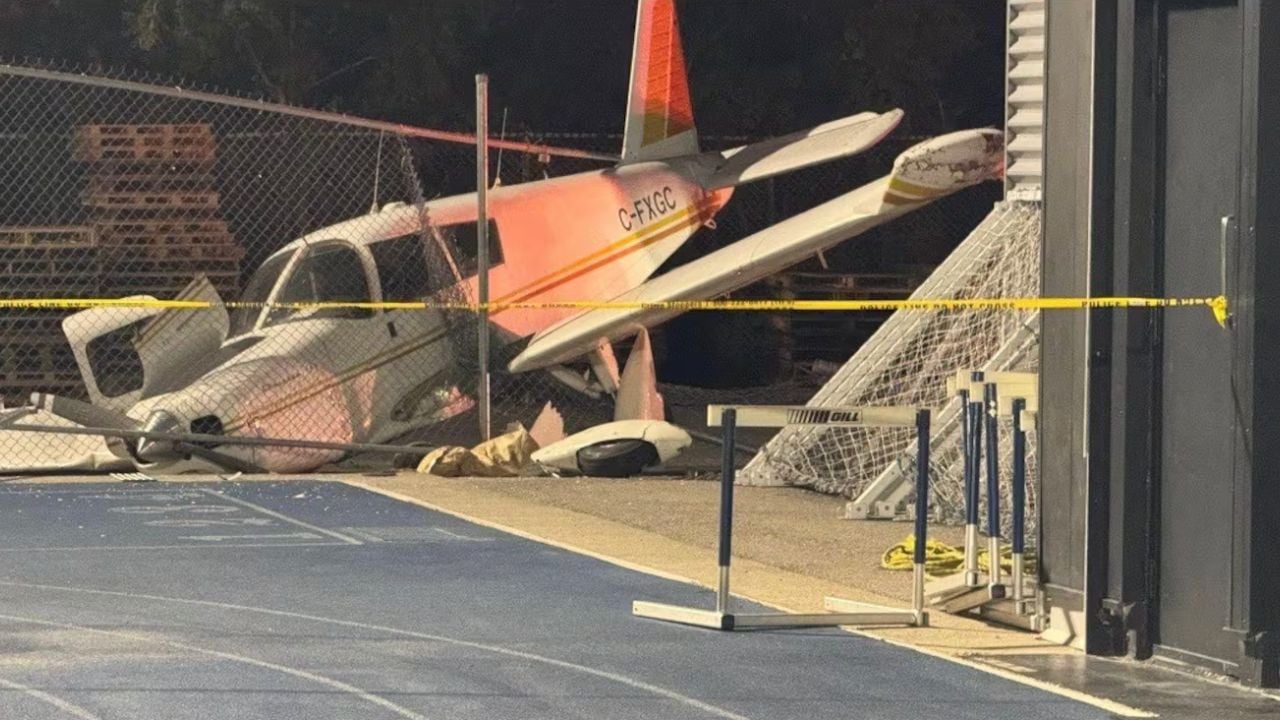 Aeroplani me tre pasagjerë rrëzohet pranë një shkolle të mesme në lindje të Torontos