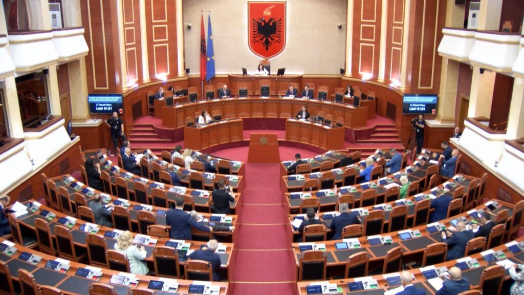 AGSH thirrje Peleshit edhe maxhorancës: Nuk mund t’i mbyllni dyert e Kuvendit për median!