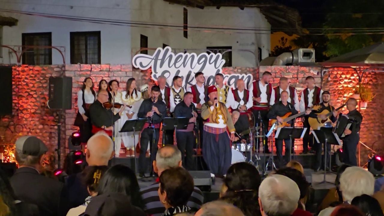 Ahengu shkodran, artistë të rinj interpretuan në edicionin e 13-të me këngët popullore të qytetit