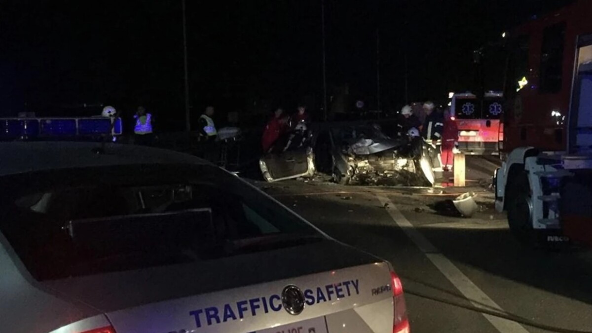 Aksident i rëndë/ Makina përplaset me autobusin, një i vdekur dhe katër të plagosur