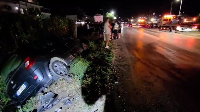 Aksident/ Makina del nga rruga dhe përfundon në kanal