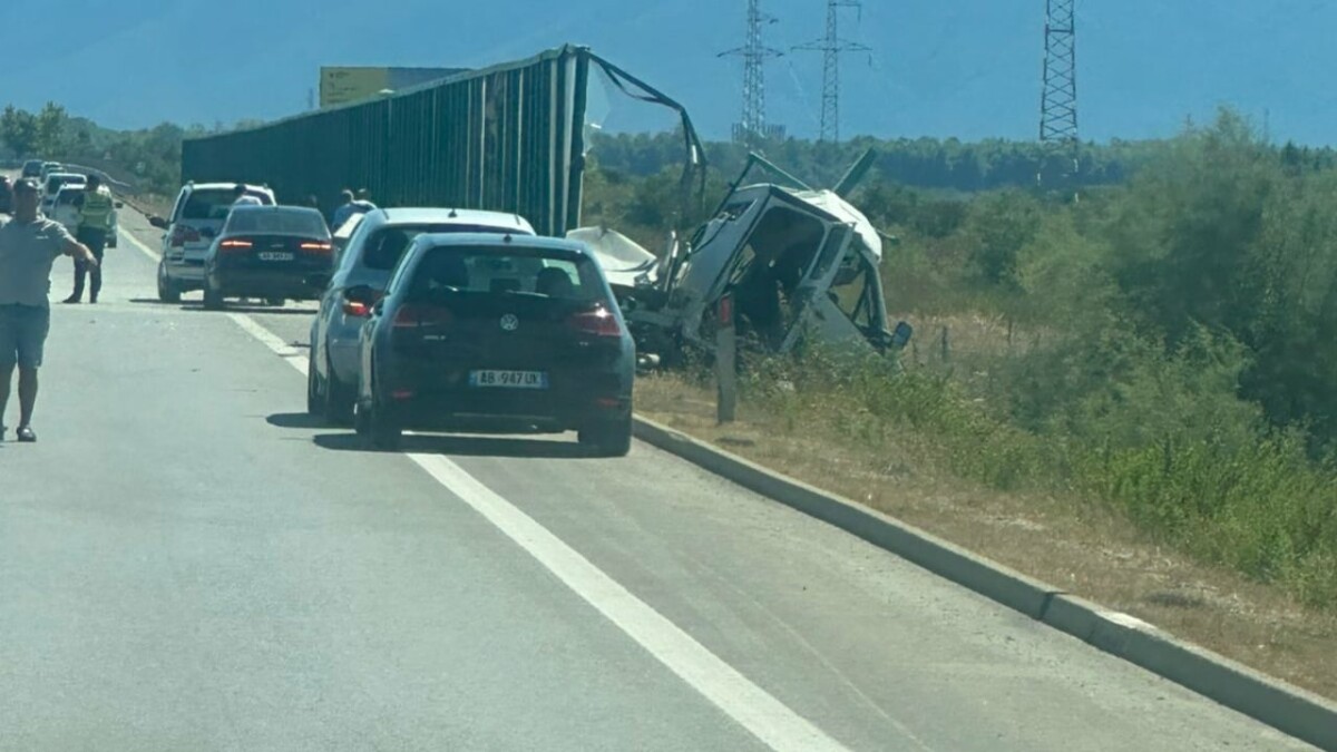 Aksident në autostradën Fier-Vlorë, makina përmbyset në rrugë