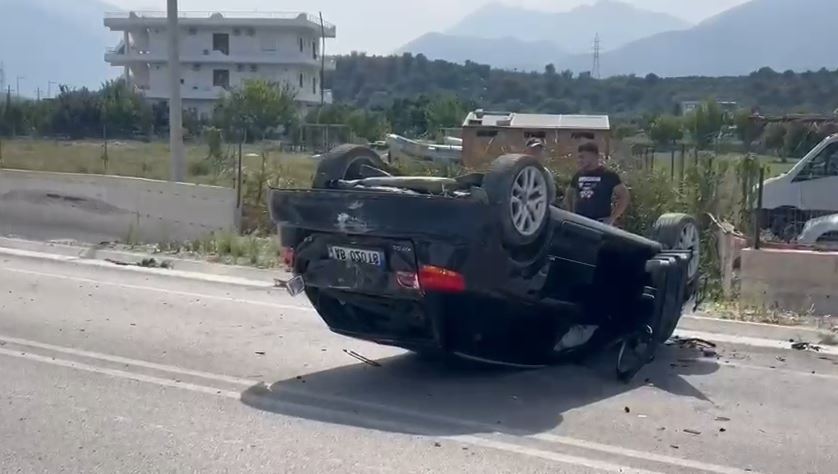 Aksident në Orikum, përmbyset një automjet pranë Portit të Jahteve