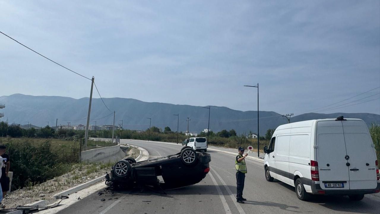 Aksident pranë Portit të Jahteve në Orikum, makina përmbyset në mes të rrugës, lëndohet shoferi