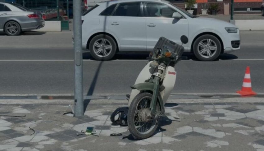 Aksident tragjik/ Motoçikleta përplaset me një shtyllë ndriçimi, humb jetën 16-vjeçari shqiptar (Emri)