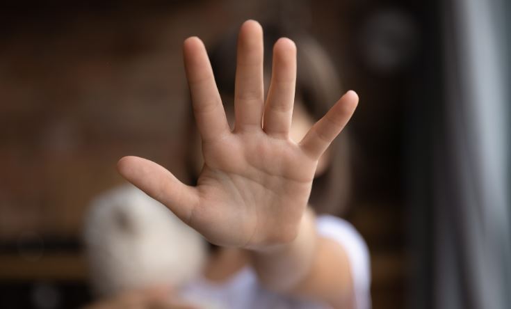 Akuzohet se abuzoi me vajzën e bashkëjetueses, lihet në burg 38-vjeçari në Elbasan: Ajo donte vetë