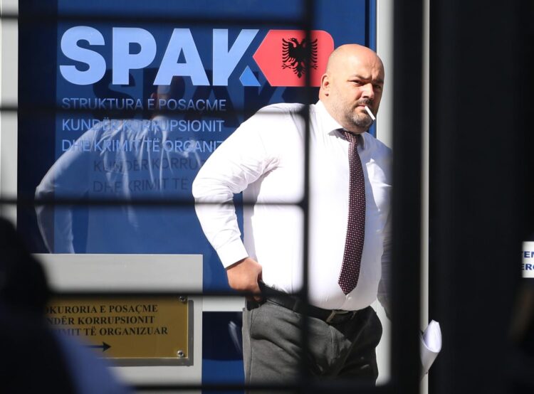 Akuzohet se i mori 8 mijë euro një klienti për ta liruar nga burgu, SPAK merr në pyetje avokatin Besart Logu